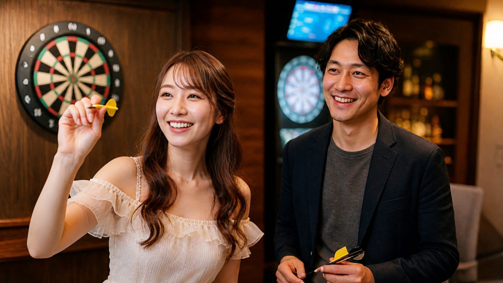 同伴でダーツを楽しむキャバ嬢と男性