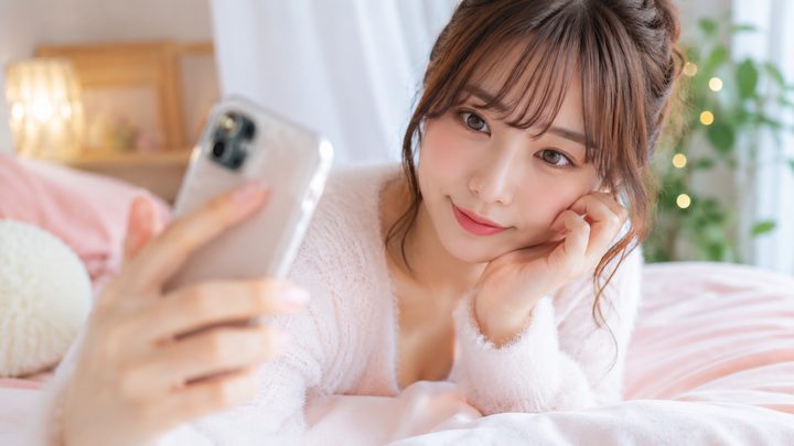 自撮りするキャバ嬢