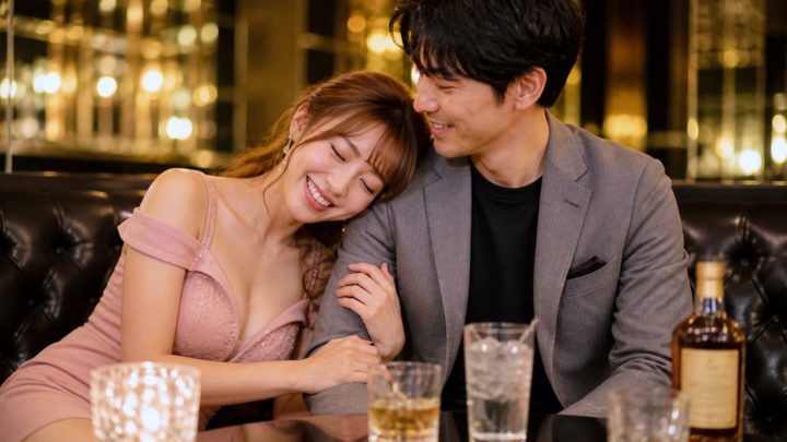 酔って男性に抱きつくキャバ嬢