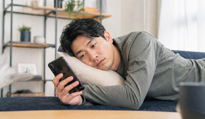 キャバ嬢からのLINEの返信を待ち侘びている男性