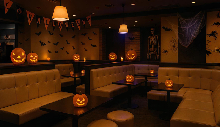 ハロウィンムードに装飾されたキャバクラ店内