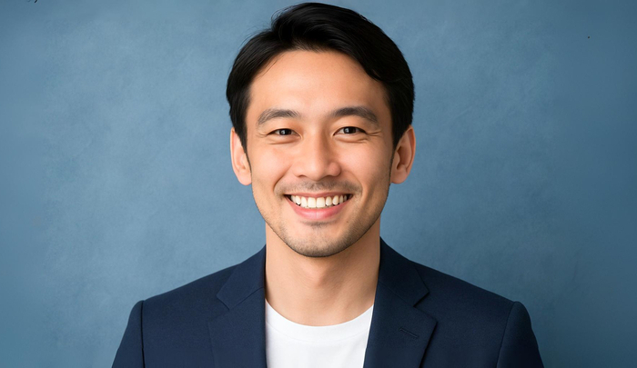 口臭ケア・ホワイトニングをしている爽やかな男性