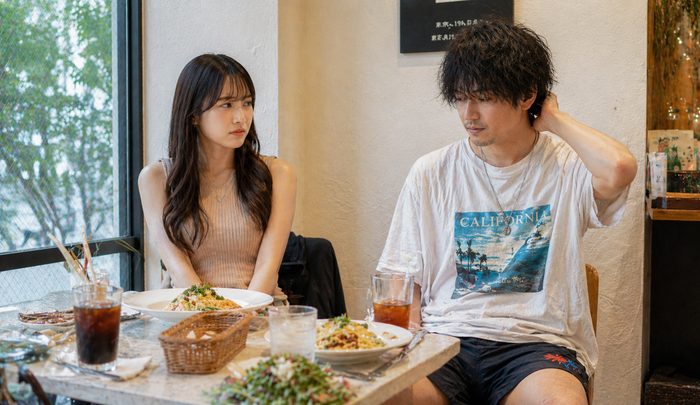 ヨレヨレのシャツで同伴にきた男性を、残念そうに見つめるキャバ嬢