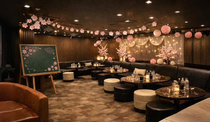 制服コスプレ(卒業イベント)の装飾されたキャバクラ店内