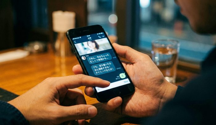 キャバ嬢に約束を先延ばしされる男性