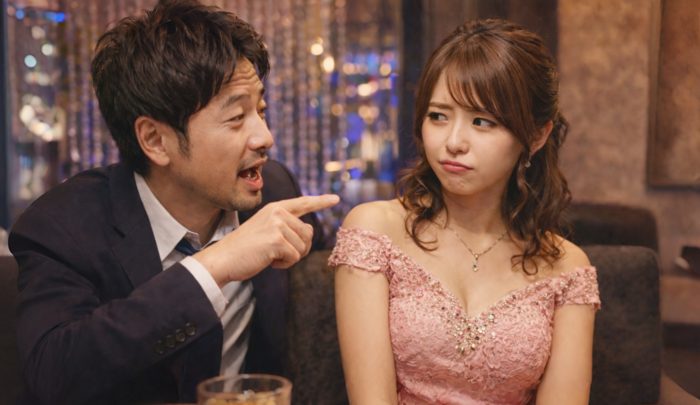 酔ってキャバ嬢に説教する男性