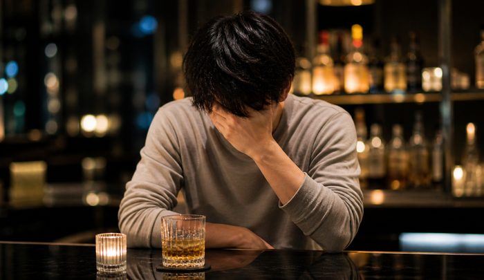 キャバ嬢にハマって悩む男性