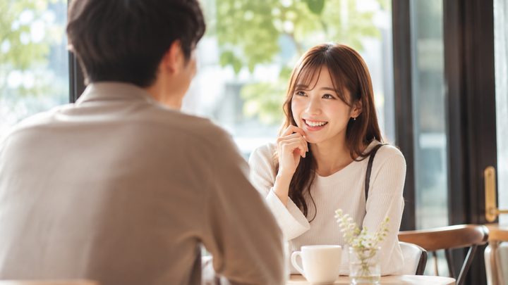 出会い系で知り合った男女がカフェで会っている