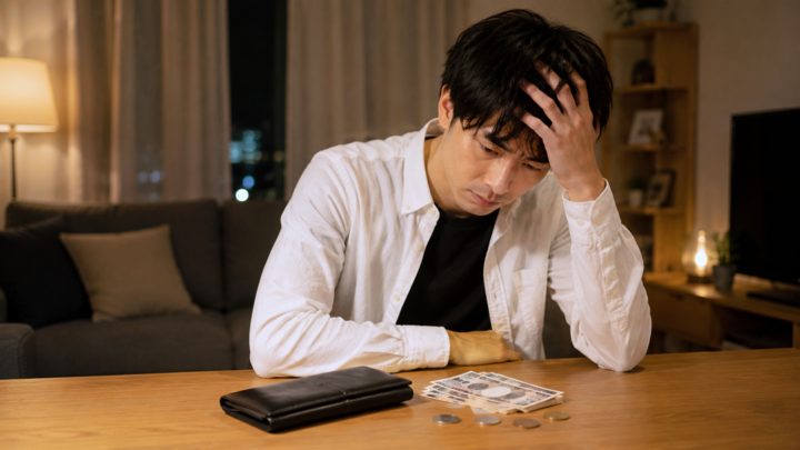 ガールズバーに行きすぎてお金がなくなってきた男性