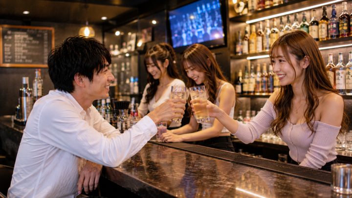 ガールズバーを楽しむ男性